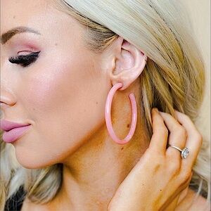 🆕🌿🧡RUE27: “CORAL” 55mm Marbled Resin Hoop Earrings